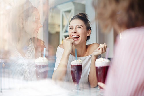 Mulher tomando um smoothie de açaí
